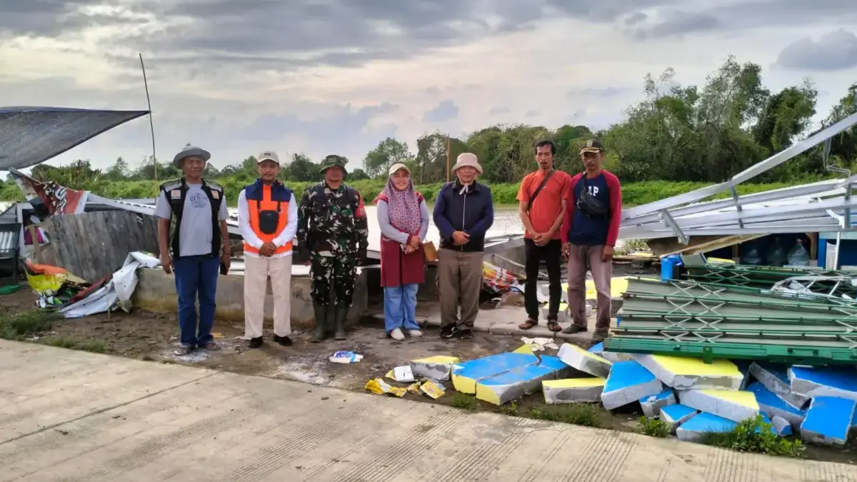 Gercep! Camat Tempuran Door to Door Tinjau Rumah Warga Terdampak Angin Kencang Camat Tempuran Door to Door Tinjau Rumah Warga Terdampak Angin Kencang