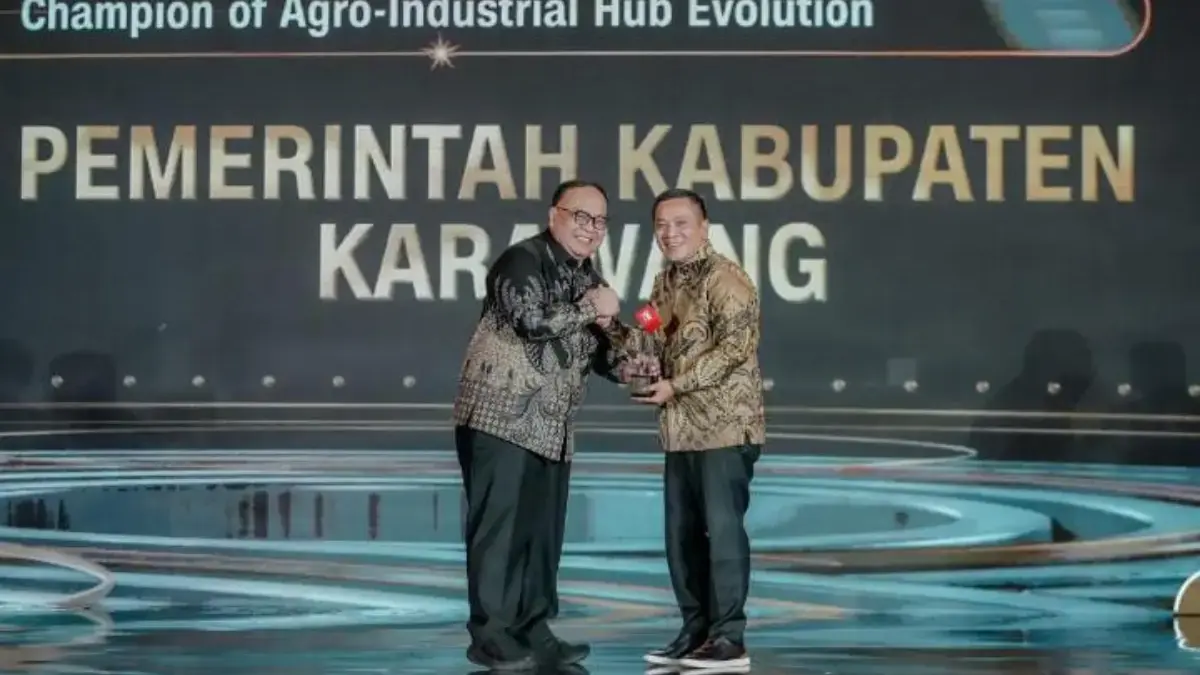 Bupati Aep Syaepuloh Raih Penghargaan “Champion of Agri-Industrial Hub Evolution” di CNN Indonesia Awards 2025 Bupati Karawang terima penghargaan