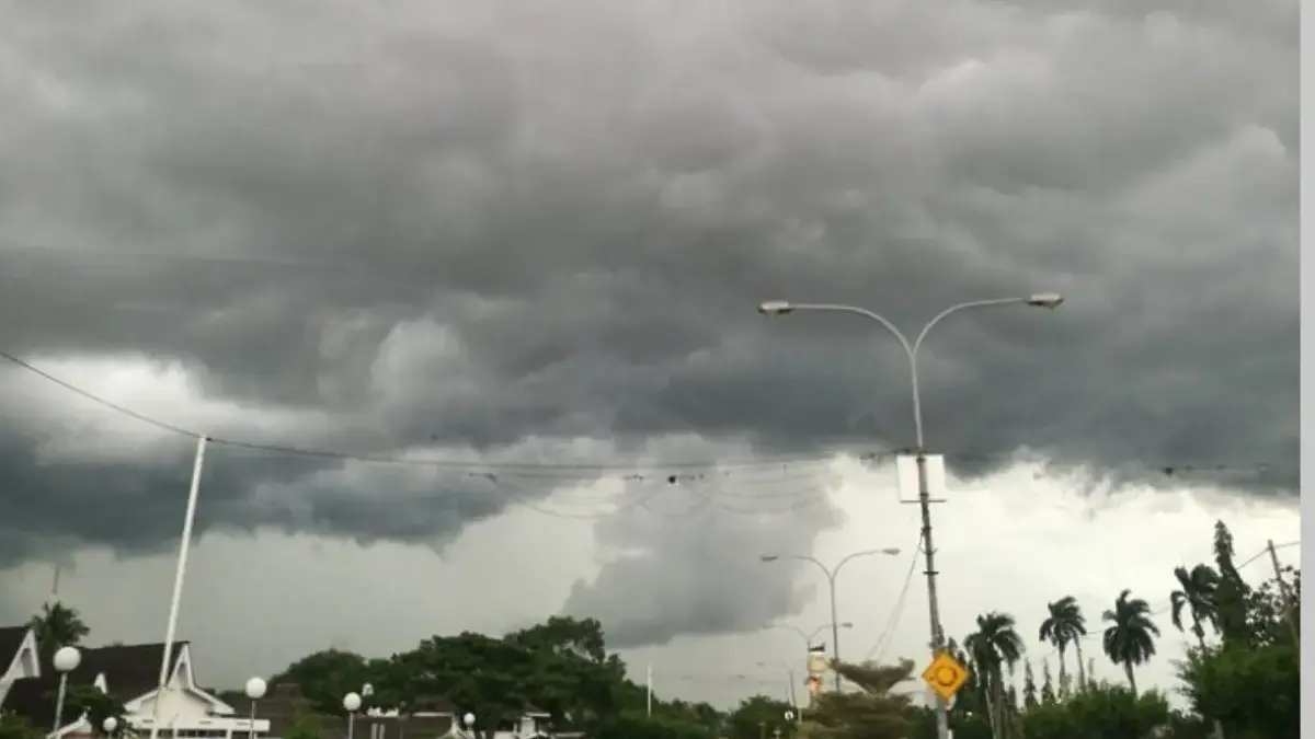 BPBD Bekasi Tangani Dampak Cuaca Ekstrem di Bojongmangu Ilustrasi cuaca ekstrem.