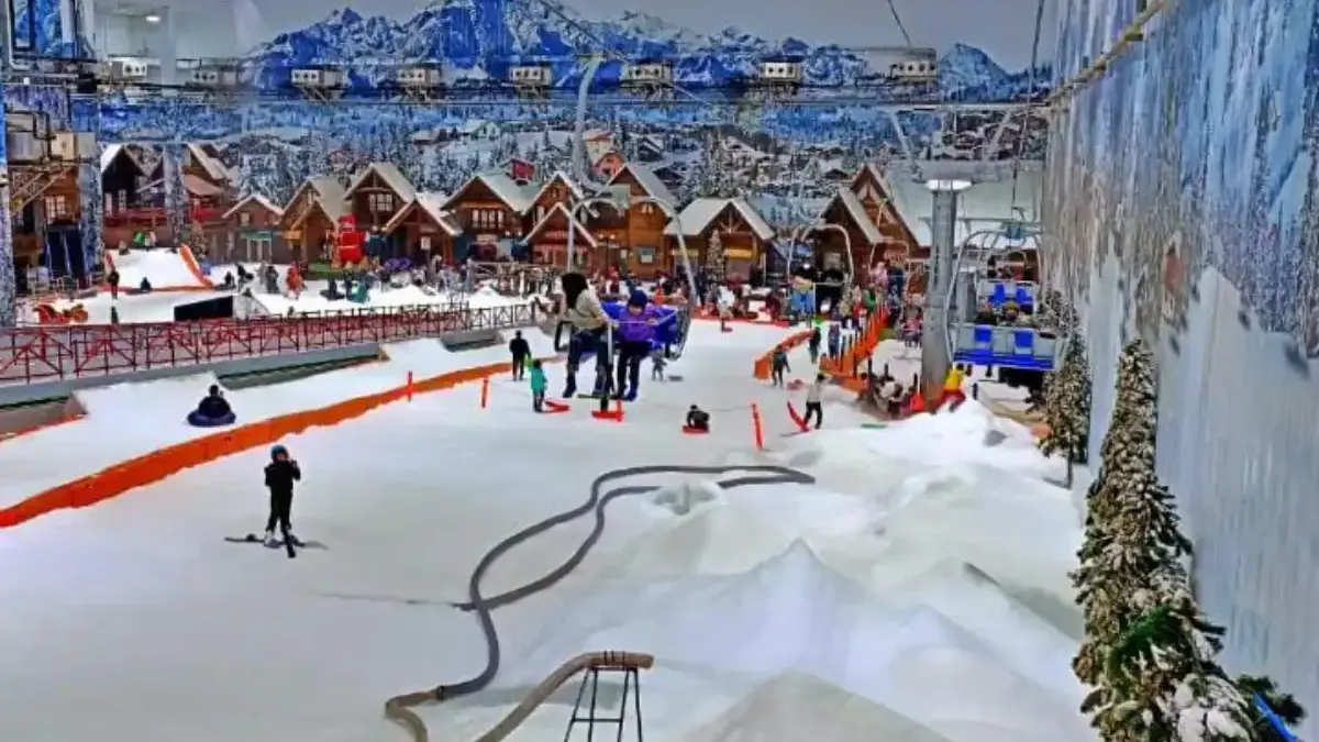 Bermain salju di Trans Snow World Bekasi dengan latar bergaya Eropa