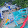 Area kolam renang dengan seluncuran tinggi