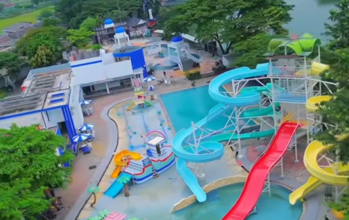 Warga Bekasi Timur Sudah Tahu Belum? Ada 3 Waterboom Hits yang Wajib Banget Dikunjungi Nih! Area kolam renang dengan seluncuran tinggi