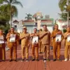 Pemkab Karawang Serahkan Penghargaan