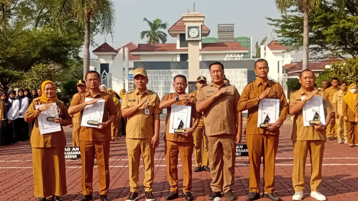 Pemkab Karawang Serahkan Penghargaan