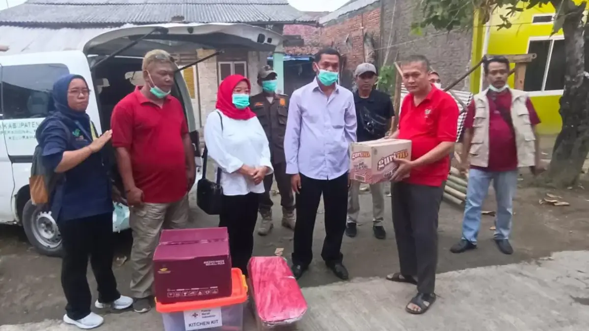 Pemerintah Kecamatan Karawang Barat Salurkan Bantuan untuk Korban Kebakaran PT Dame Kaceot korban dame