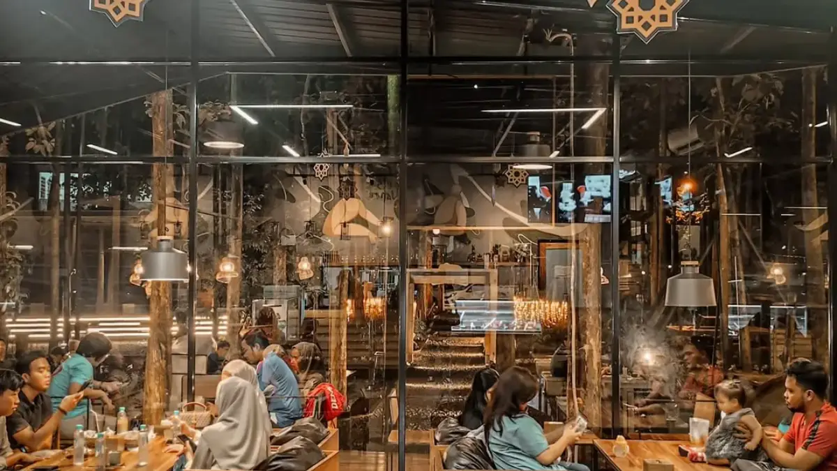 Tempat Nongkrong dan Ngopi Instagramable di Purwakarta, Wajib Dikunjungi Saat Malam Hari!  Hutan Jati Gelato