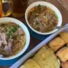 Soto enak dengan rating tinggi di Karawang.