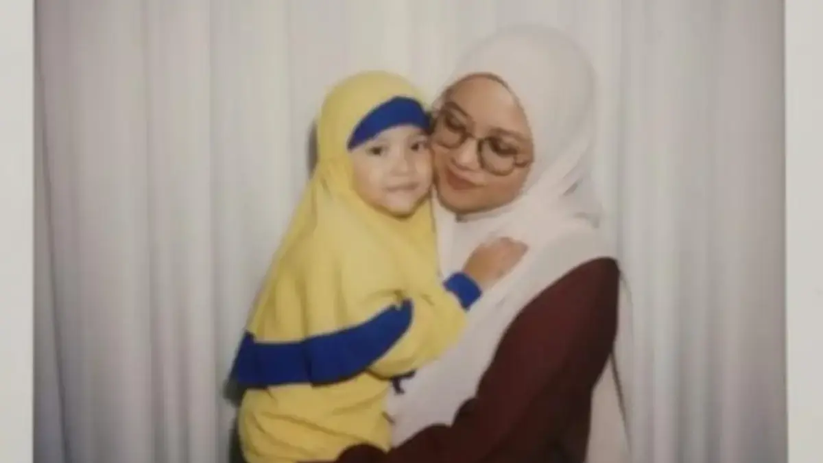 gabungan foto masa kecil dan masa sekarang