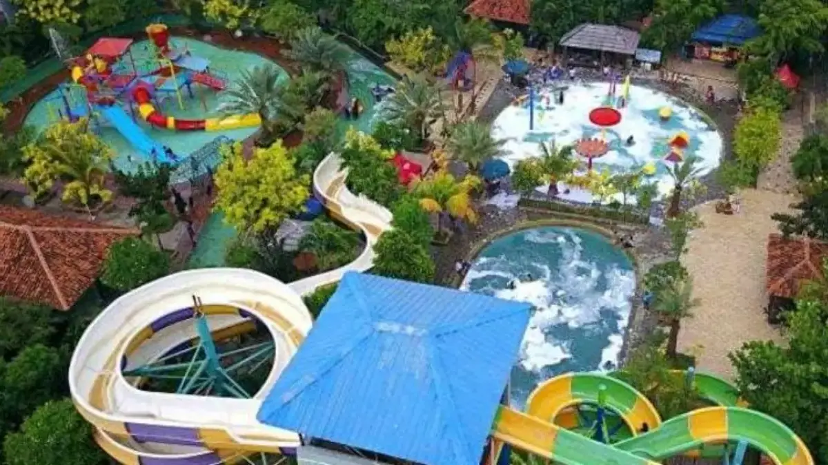 Suasana seru di waterboom Cikarang Bekasi