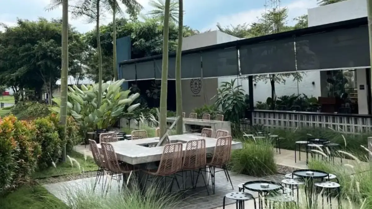 3 Café Hits di Bekasi Timur yang Lagi Viral Banget dan Wajib Kamu Kunjungi! Nongkrong seru dengan view danau di salah satu cafe hits Bekasi Timur