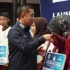 Bupati Karawang Aep Syapuloh membagikan beasiswa Karawang Cerdas
