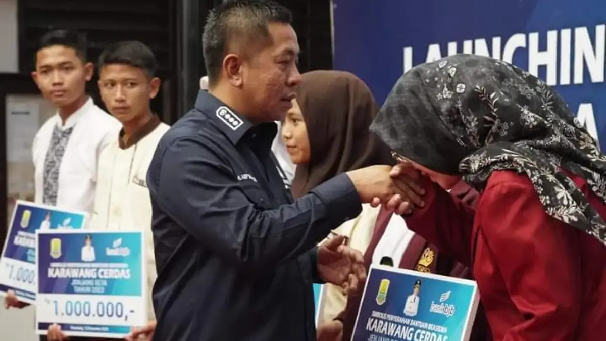 Bupati Karawang Aep Syapuloh membagikan beasiswa Karawang Cerdas