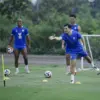 Thom Haye, William Carvalho, dan Julio Cesar saat latihan di Persib Bandung