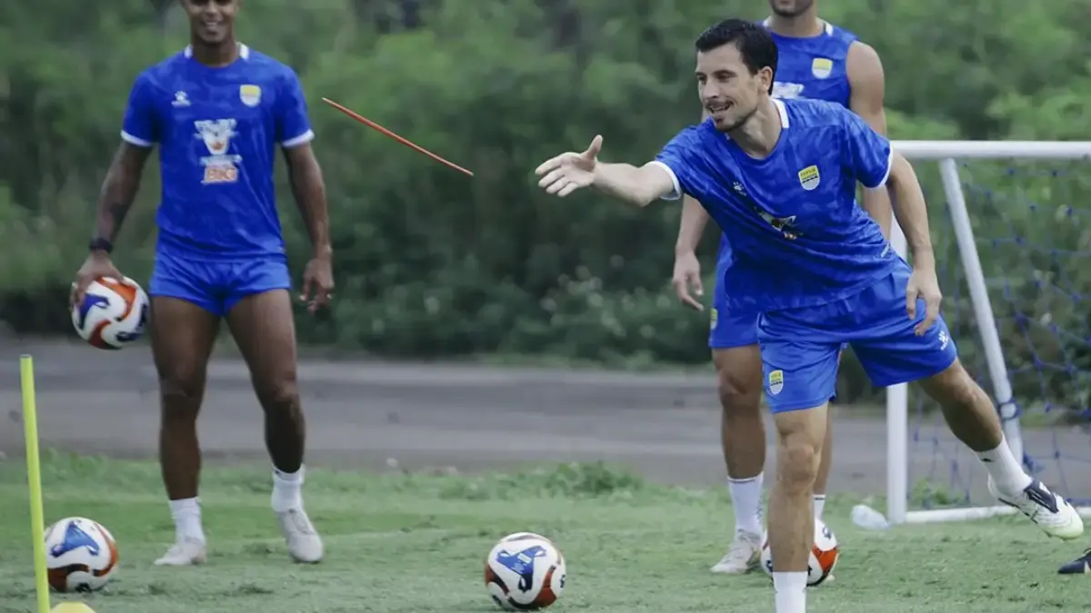Persib Bandung Dihadang Jadwal Padat di Akhir Tahun, Kombinasi Laga Domestik dan Asia! Thom Haye, William Carvalho, dan Julio Cesar saat latihan di Persib Bandung