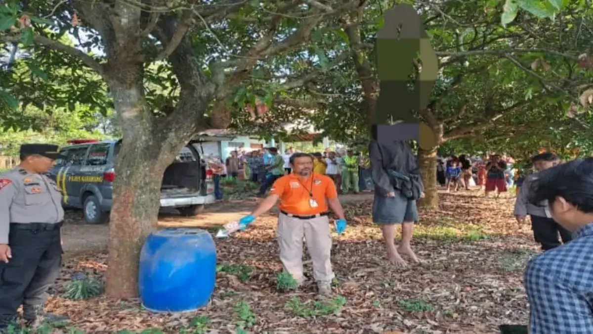 Lelaki Tua Putus Asa Ini Mengakhiri Hidupnya Loncat dari Drum dengan Leher Terjerat Tambang Putih Gantung diri.