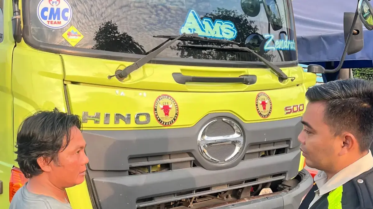 Puluhan Kendaraan Angkutan Barang Terjaring Razia KIR di Jalur Badami–Loji Karawang Kepala Dishub Karawang, Muhana saat melakukan razia KIR di jalan Badami-Loji
