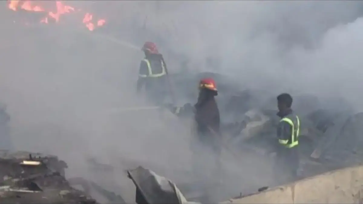 Pagi- pagi Lapak Pedagang Pasar Lama Cikarang Terbakar Hebat Terbakar