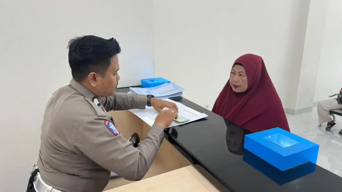 WARGA DENGKLOK MERAPAT, Outlet Polantas Menyapa Layani Cara Urus STNK dan BPKB Kendaraan Satlantas