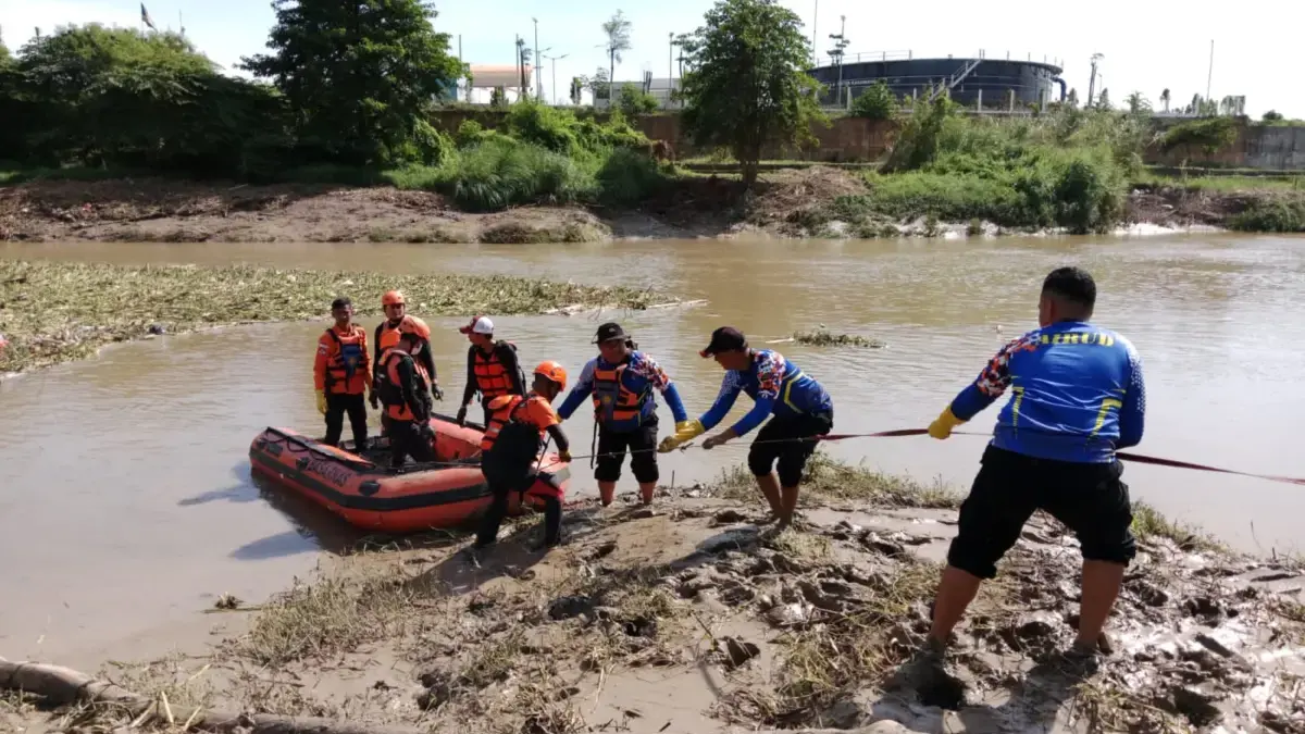 Jasad Muhammad Diangkat dari Tumpukan Eceng Citarum di Bawah Jembatan Podomoro Land Tim sar