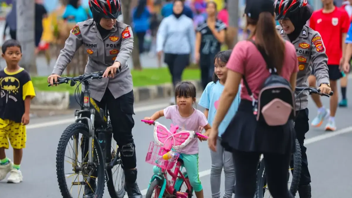 Ipda Rita dan Polwan Lainnya Amankan CFD di Kawasan Galuh Mas dengan Humanis Polwan