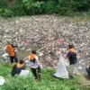Bersihkan sampah Aliran Sungai di Jembatan Mereleng.