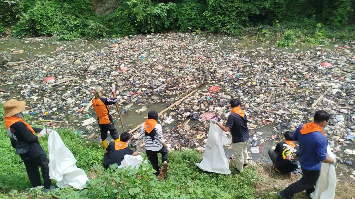 Kedua Kalinya, Mahapala UBP Karawang Bersihkan Sampah Aliran Sungai di Jembatan Mereleng Bersihkan sampah Aliran Sungai di Jembatan Mereleng.