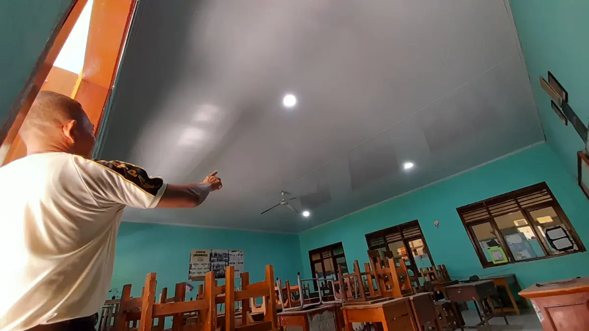 Detik-detik plafon sekolah ambruk.
