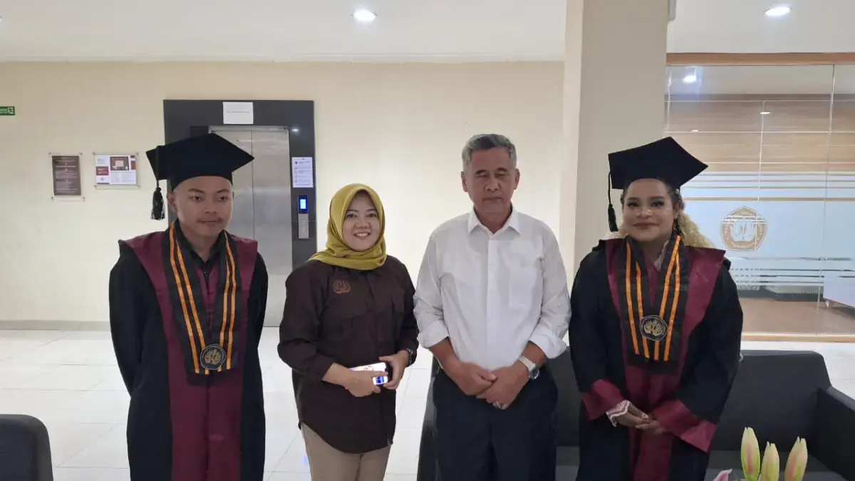 SELAMAT... Mahasiswi ADik Papua Yubelina Iconela Lulus dengan Pujian di Fisip Unsika Wisuda