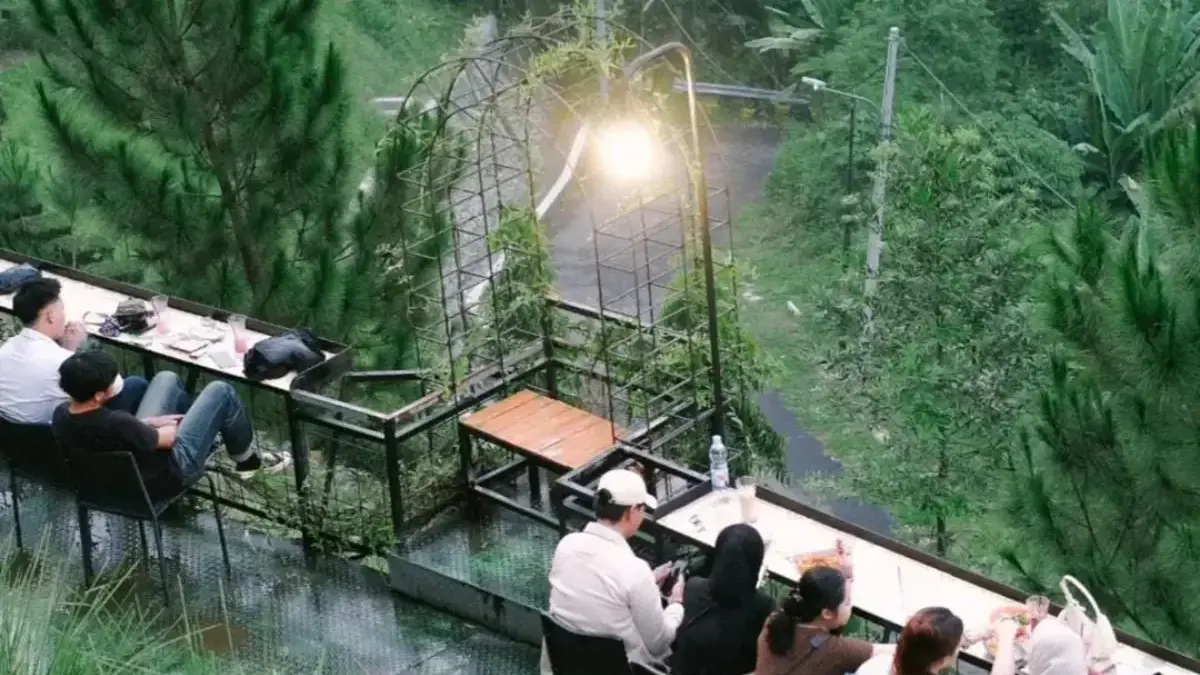 Liburan Nataru, Rekomendasi Liburan Ramah Dompet untuk Buruh Bergaji UMR: Wisata Dingin dan Terbaik Karawang Saung Koffie Hideung Karawang