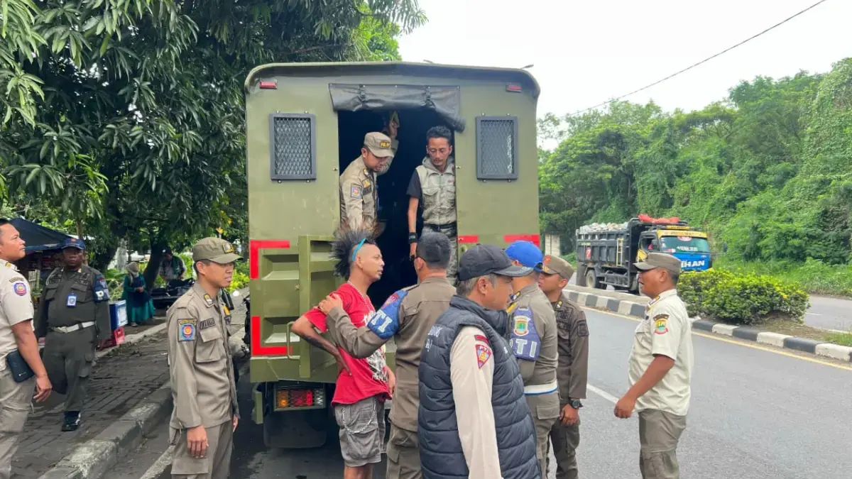 Razia Gabungan Satpol PP dan Dinsos Karawang