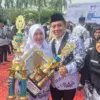 Guru PPPK Karawang Siti Kholisoh saat mendapatkan 3 penghargaan dari Bupati Karawang Aep Syaepuloh