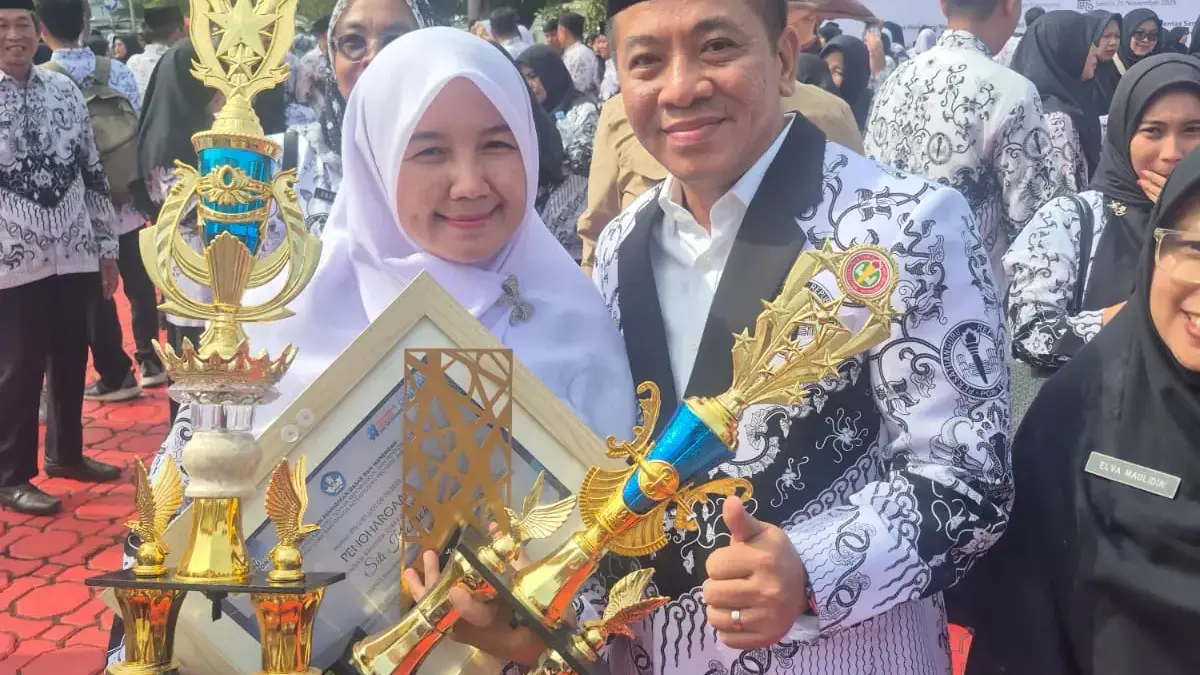 Guru PPPK Karawang Siti Kholisoh saat mendapatkan 3 penghargaan dari Bupati Karawang Aep Syaepuloh