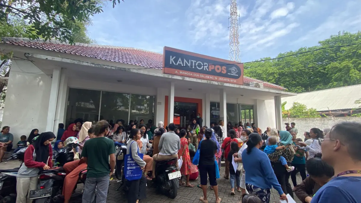 Dana BLT Rp 900 Ribu Mulai Disalurkan, Ini Cara Cek Bansosnya! antri bansos