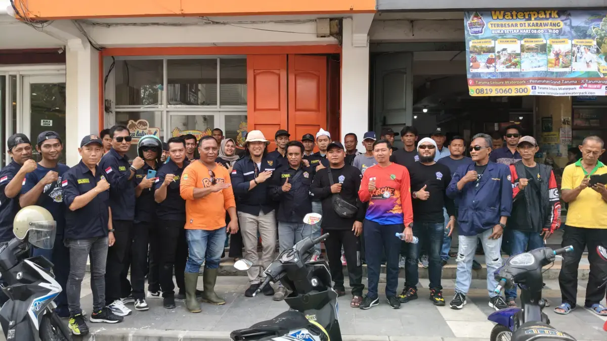 Jumsih Karang Taruna Karawang Barat Gelar Aksi Bersih-Bersih Sepanjang Jalan Tuparev hingga Alun-Alun Jumat Bersih Karang Taruna Karawang Barat.
