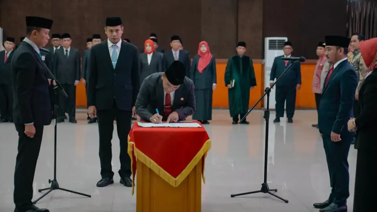 Bupati Bekasi Ade Kuswara Kunang Lantik Endin Samsudin