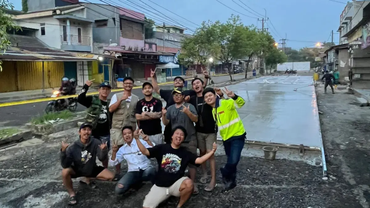 GEBRAKAN Puluhan Pemuda di Bekasi Gerakkan Perbaikan Jalan Rusak yang Mangkrak Puluhan Tahun Gerakan pemuda