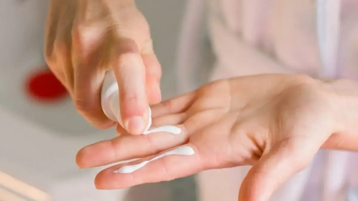 Sunscreen Bukan Cuma Trend, Ini Alasan Wajib Kamu Pakai Setiap Hari! Pentingnya Menggunakan Sunscreen untuk Wajah