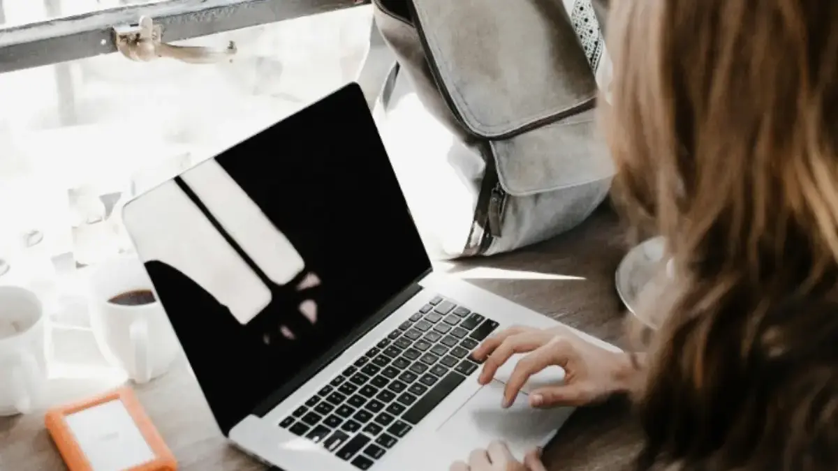 Ilustrasi laptop murah yang multitasking