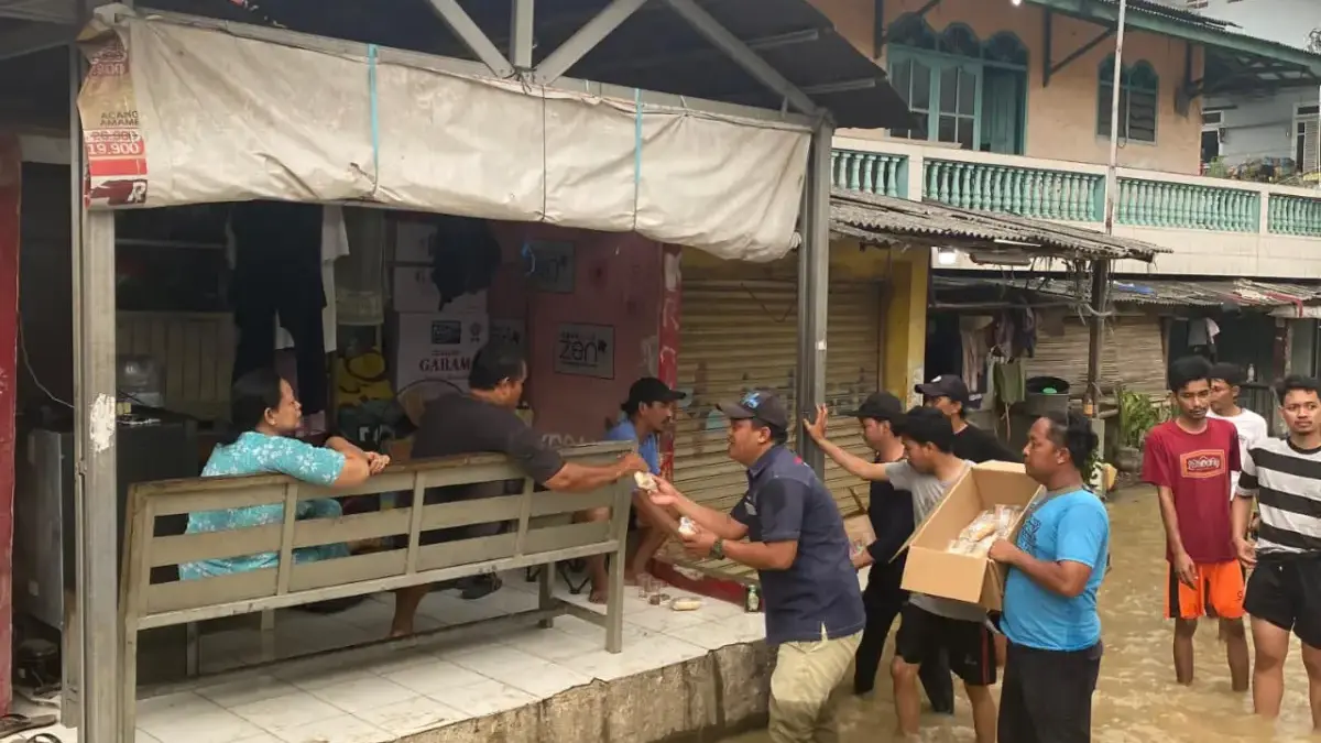 Karang Taruna Desa Karangbaru Jadi Garda Depan Bantu Korban Banjir Karang Taruna membantu warga terdampak banjir