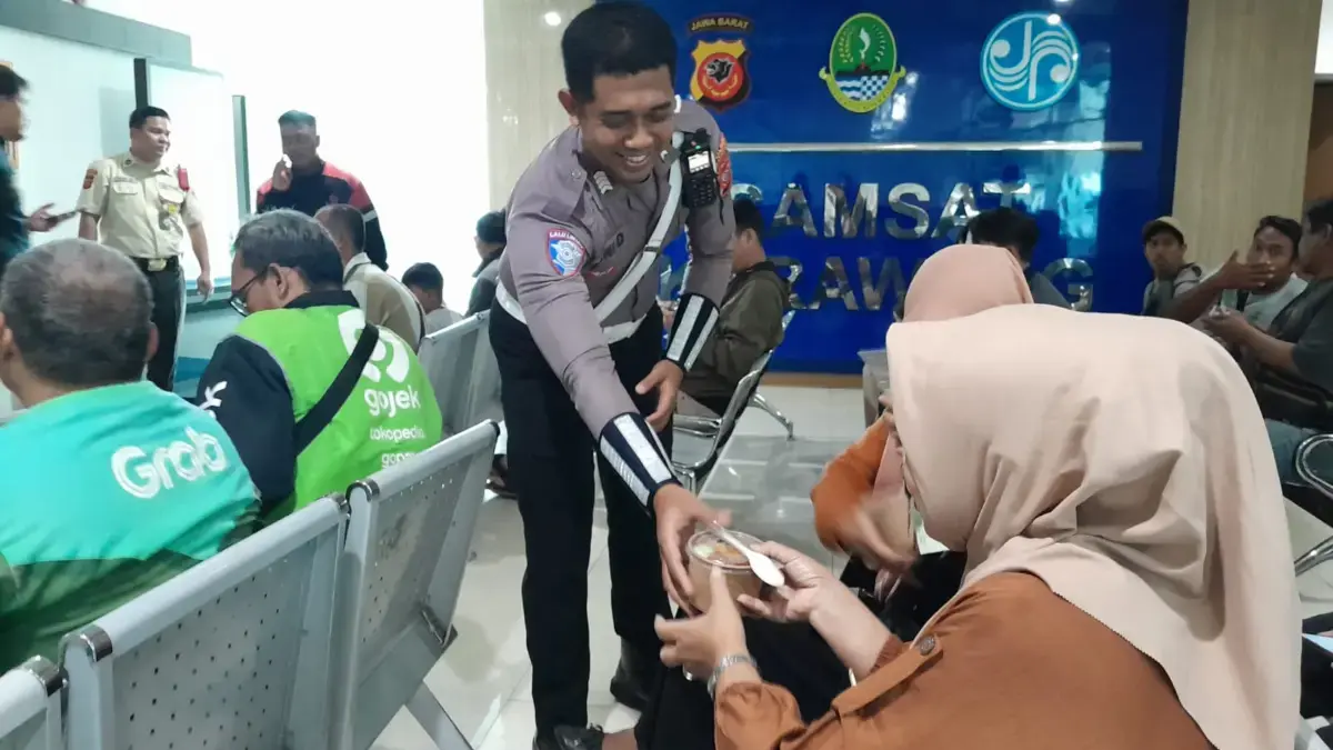 Polantas Menyapa, Satlantas Polres Karawang Berbagi Makanan ke Masyarakat yang Sedang Bayar Pajak Satlantas Polres Karawang Berbagi Makanan ke Masyarakat
