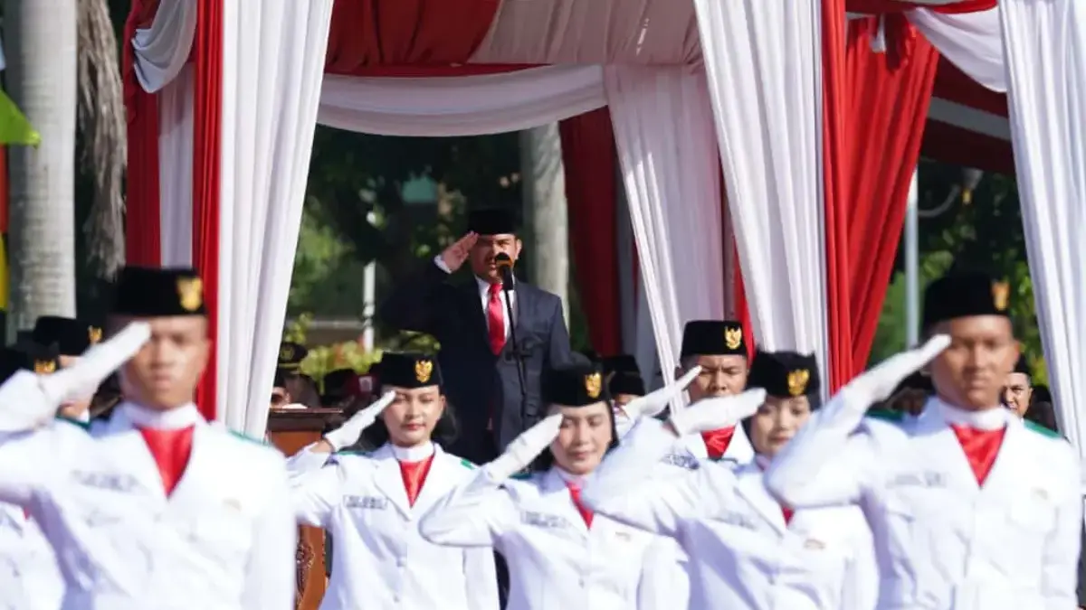 Bupati Bekasi saat memimpin apel hari pahlawan 2025