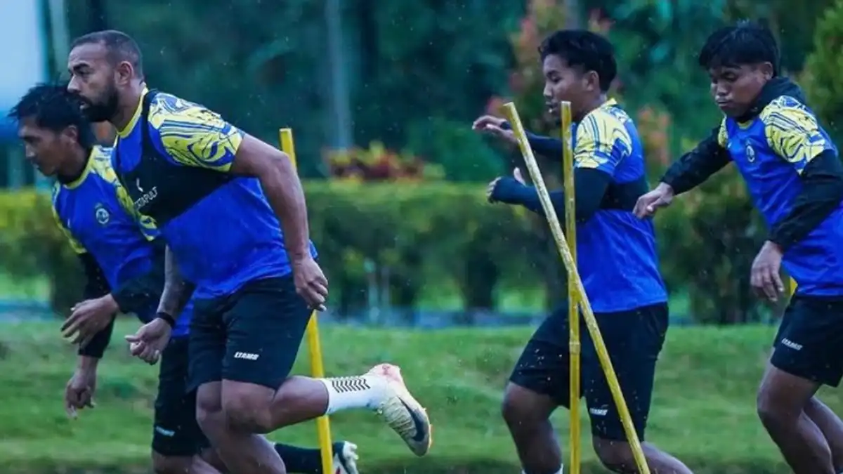 Arema FC Genjot Mental dan Taktis Jelang Derbi Panas Lawan Persebaya: Misi Curi Poin di GBT Arema FC