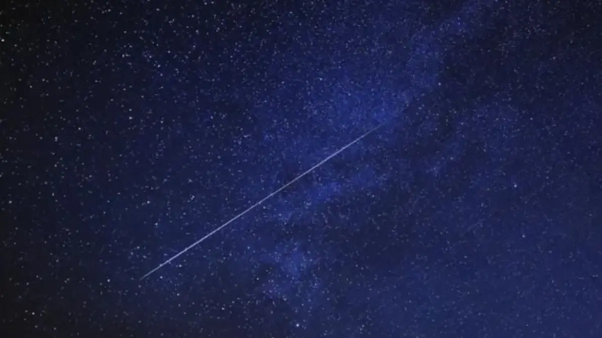 Hujan meteor Taurid 2025 tampak di langit Indonesia