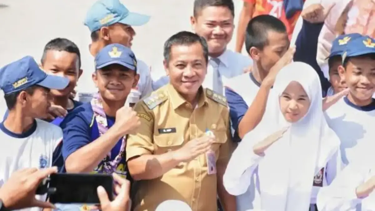 Jangan Sampai Ketinggalan Daftar Beasiswa Karawang Cerdas 2025, Pendaftaran Ditutup Malam Sabtu! Bupati Karawang H Aep Sekolah bersama anak SMP