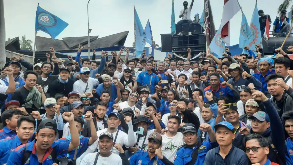 GAWAT, Ribuan Buruh Blokir Jalan Pantura Karawang-Bekasi, Protes PHK Massal di Michelin, DPR Turun Tangan  blokir jalan