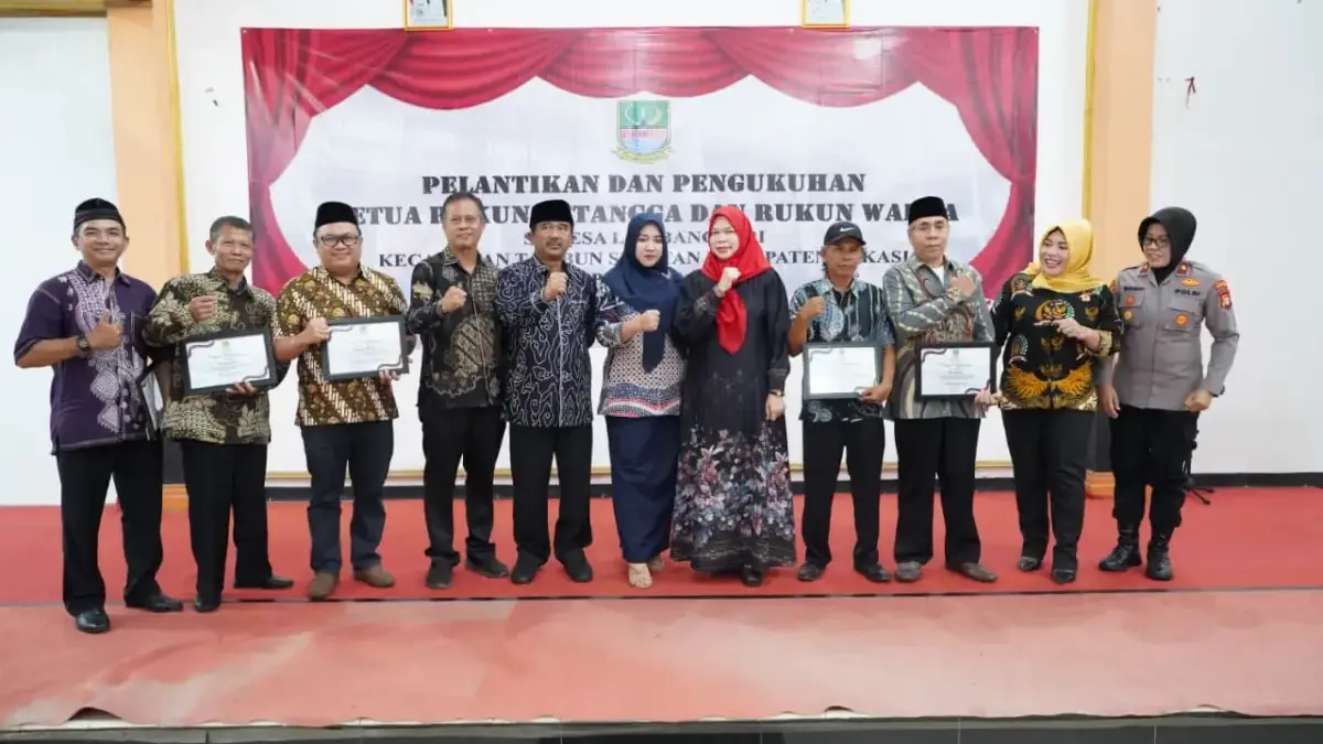 Pelantikan dan mengukuhkan Ketua RT/RW ini turut dihadiri, Pj Sekda Bekasi, Kepala DPMD Kabupaten Bekasi