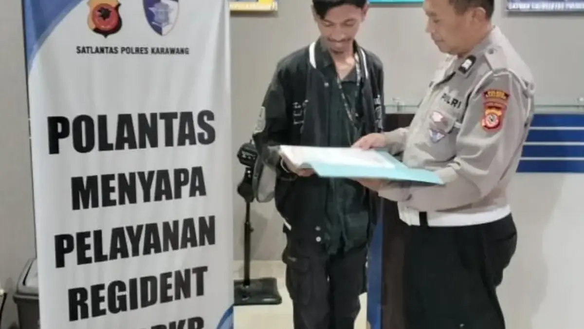 JANGAN BINGUNG Bayar Pajak Kendaraan, Petugas di Samsat Karawang Proaktif Melayani samsat