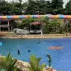 Kolam renang Anugerah Waterpark Bunder Purwakarta dengan suasana asri