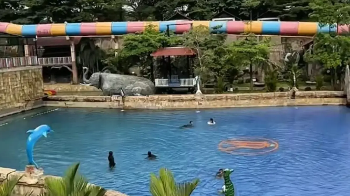Kolam renang Anugerah Waterpark Bunder Purwakarta dengan suasana asri