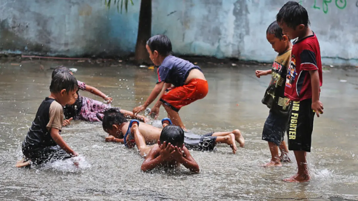 ‎Lagi Musim Hujan? Anak Suka Hujan-Hujanan, Begini Cara Agar Tetap Sehat